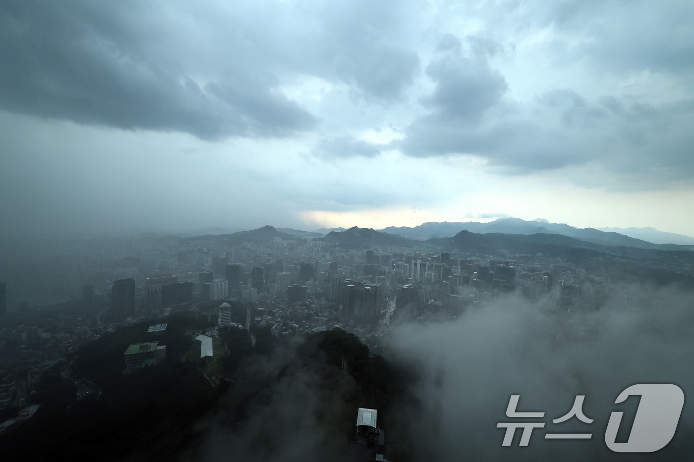 8일 오후 남산 서울타워 전망대에서 바라본 서울 도심 일부 지역에 국지성호우가 내리고 있다. 2025.7.8/뉴스1 ⓒ News1 구윤성 기자
