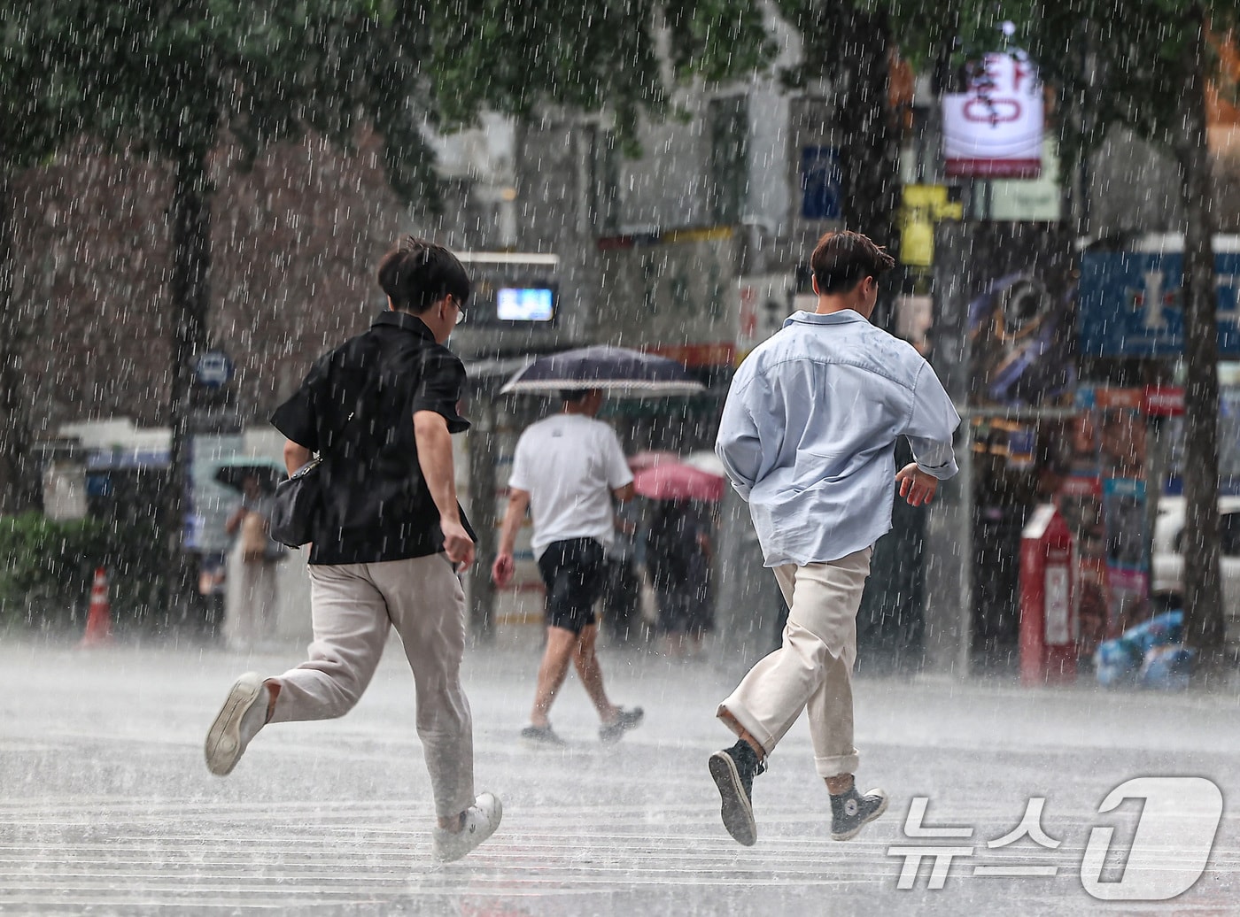 소나기. 2025.7.8/뉴스1 ⓒ News1 김도우 기자