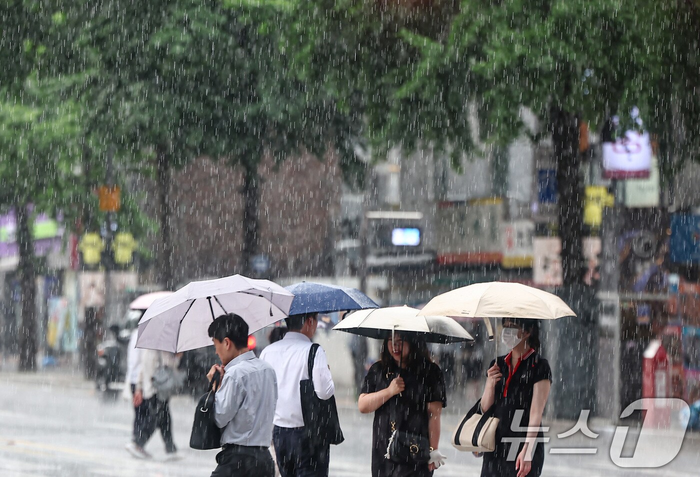 서울 종로구 종각역 인근에서 시민들이 발걸음을 재촉하고 있다. 2025.7.8/뉴스1 ⓒ News1 김도우 기자