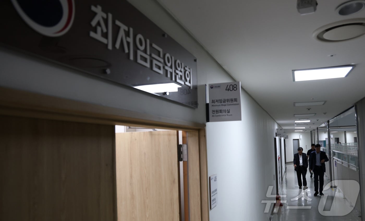 8일 세종시 정부세종청사 고용노동부에서 열린 최저임금위원회 제10차 전원회의에서 8차 수정안으로 각각 시간당 1만900원과 1만180원을 제시후 정회하며 노사가 ·막판 협상을 이어가고 있다. 2025.7.8/뉴스1 ⓒ News1 김기남 기자