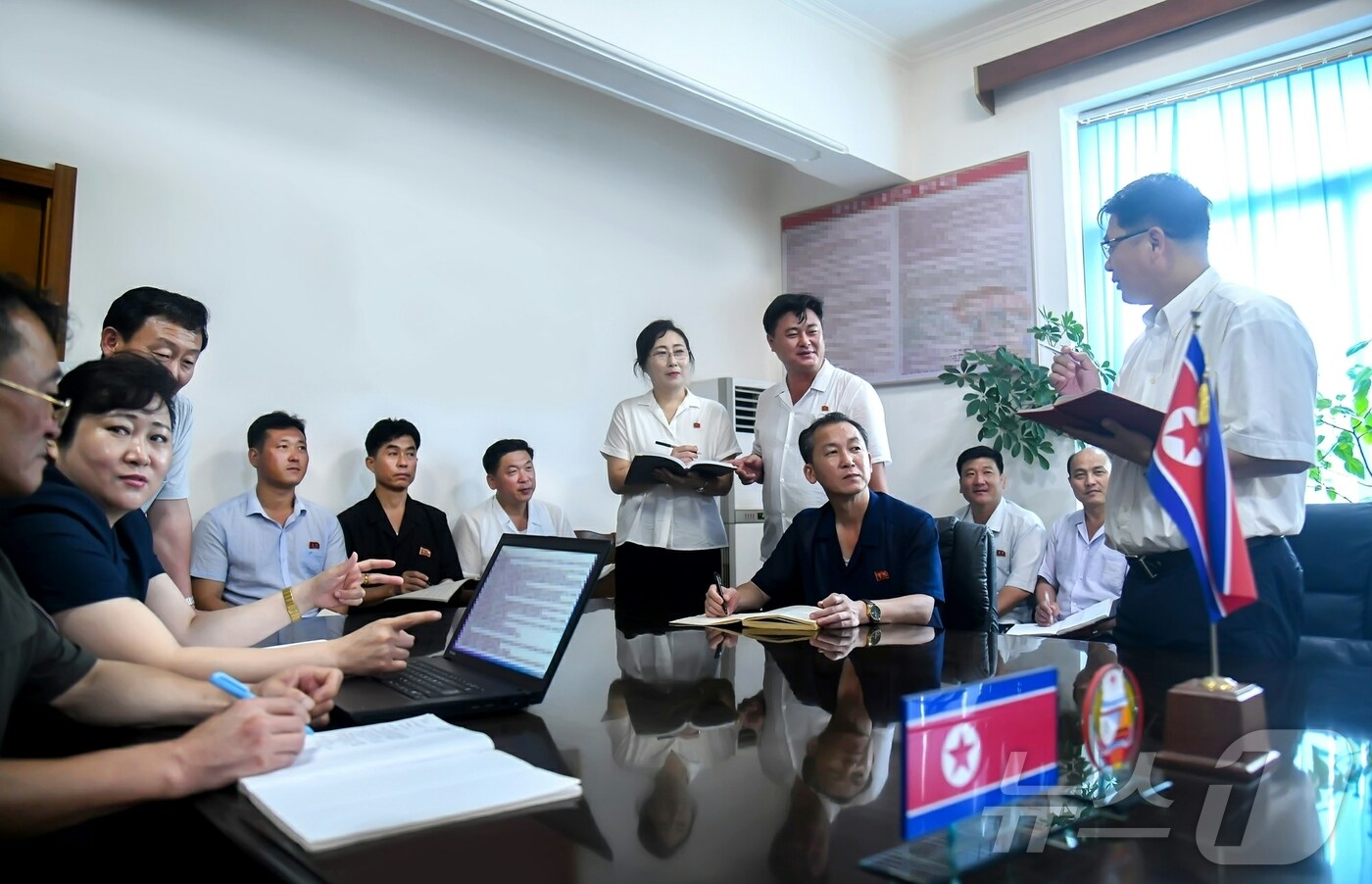 (평양 노동신문=뉴스1) = 북한 노동당 기관지 노동신문은 9일 "내각과 경제지도기관들에서 5개년계획의 투쟁목표들을 성과적으로 완결하기 위해 경제조직사업을 적극화하고 있다＂며 경공업성의 모습을 조명했다. [국내에서만 사용가능. 재배포 금지. DB 금지. For Use Only in the Republic of Korea. Redistribution Prohibited] rodongphoto@news1.kr