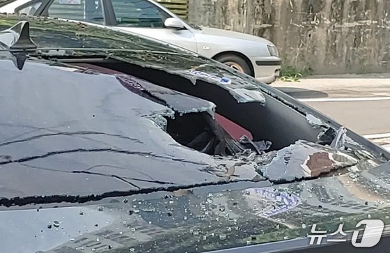 지난달 26일 광주 북구 신안동 일대에서 차량 주행 중 발생한 시비로 인해 60대 남성이 손괴한 차량의 모습.(독자 제공. 재판매 및 DB 금지) 2025.6.26/뉴스1