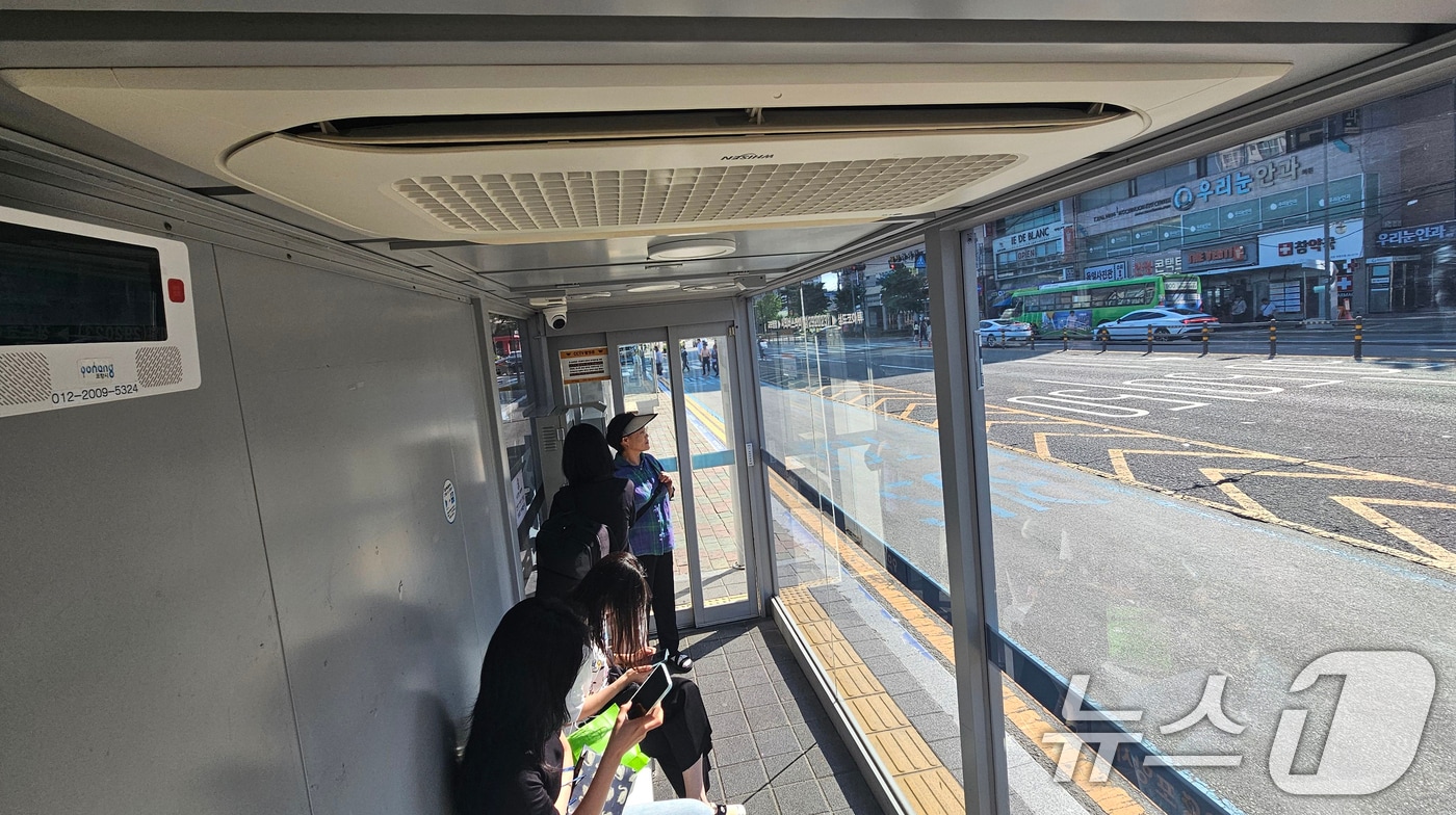 9일 오전 경북 포항시 남구 시외버스터미널 버스정류장에 설치된 '미세먼지안심스마트 승강장'에서 출근길 시민들이 버스를 기다리고 이 있다.  2025.7.9/뉴스1 ⓒ News1 최창호 기자