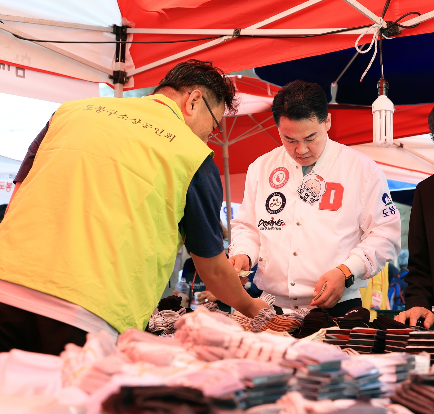 오언석 도봉구청장이 지난 6월 열린 2025년 도봉구 소상공인 행복장터를 둘러보고 있다.(도봉구 제공)