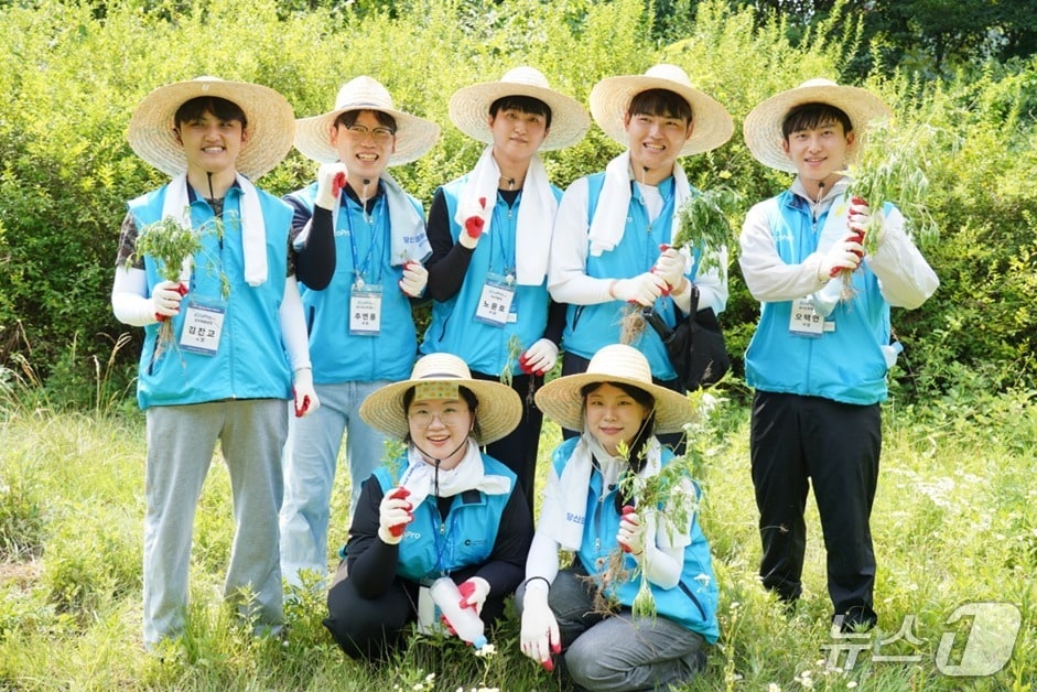 에코프로 국립공원 외래 식물 제거 봉사활동.(에코프로 제공. 재판매 및 DB금지)/뉴스1 
