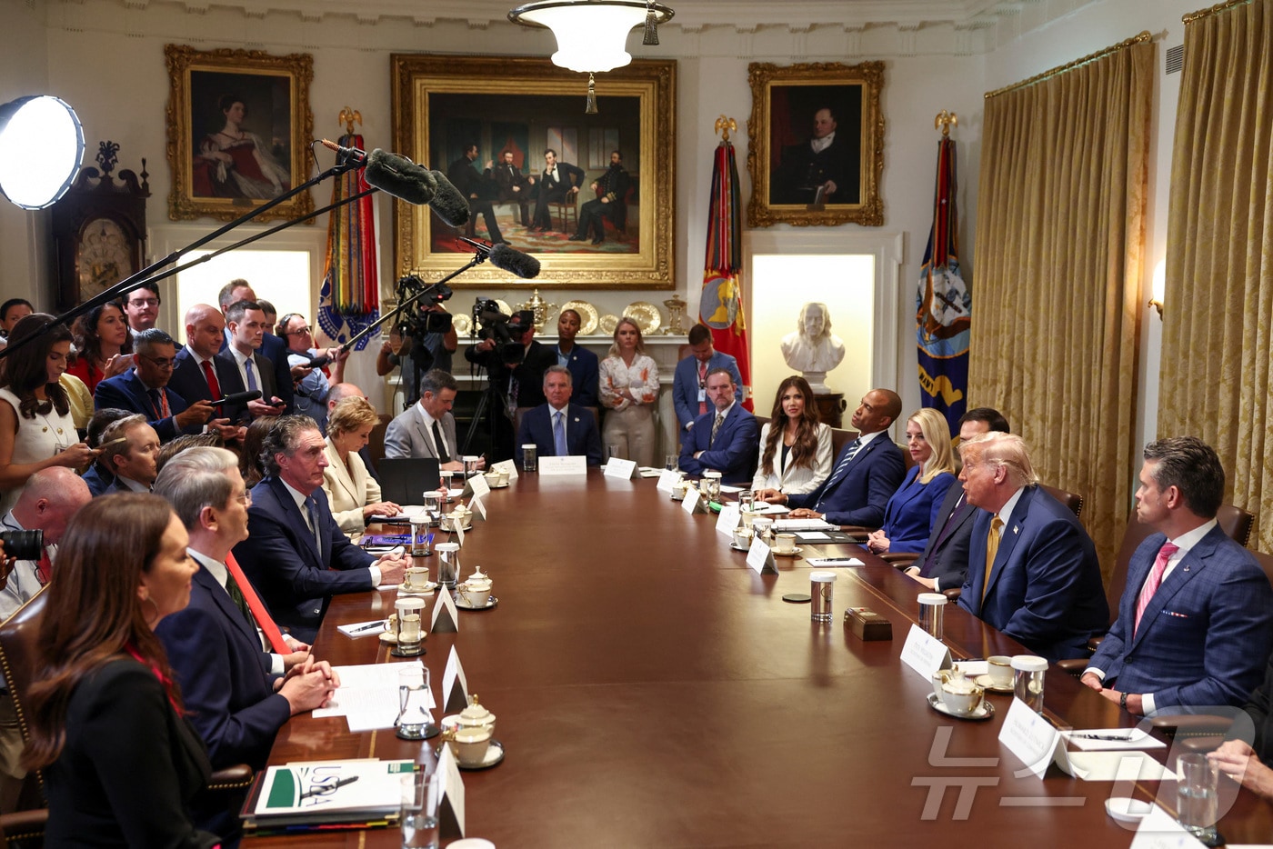 8일(현지시간) 워싱턴 DC 백악관에서 열린 내각회의에 도널드 트럼프 대통령, 국방부 장관 피트 헤그세스, 미국 법무부 장관 팜 본디, 국무부 장관 마르코 루비오, 재무부 장관 스콧 베센트, 내무부 장관 더그 버그럼, 교육부 장관 린다 맥마흔, 무역대표부 대표 제이미슨 그리어, 국토안보부 장관 크리스티 노엠, 주택도시개발부 장관 스콧 터너가 참석했다. 2025.7.8 ⓒ 로이터=뉴스1 ⓒ News1 신기림 기자