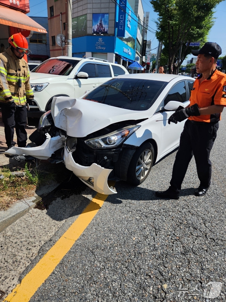 9일 오전 9시 36분쯤 광주 북구 용봉동의 한 도로에서 60대 여성이 몰던 경차가 전봇대를 들이받아 소방당국이 수습하고 있다.(광주 북부소방 제공. 재판매 및 DB 금지)
