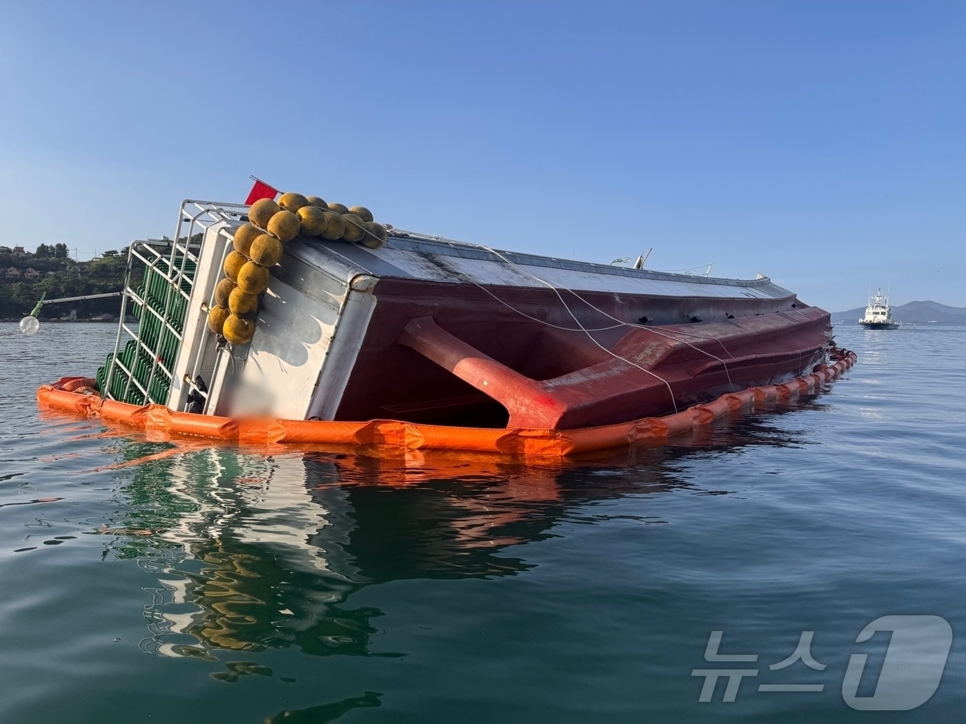 9일 오전 1시 41분쯤 남해군 항촌항 남방 해상에서 승선원 10명을 태운 30톤급 어선 A 호가 좌초돼 있다.(여수해경 제공. 재판매 및 DB 금지)
