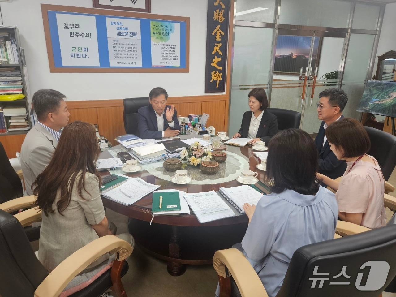 전북 진안군이 국민건강보험공단 관계자 등과 간담회를 갖고 있다.&#40;진안군제공. 재판매 및 DB금지&#41;2025.7.9/뉴스1