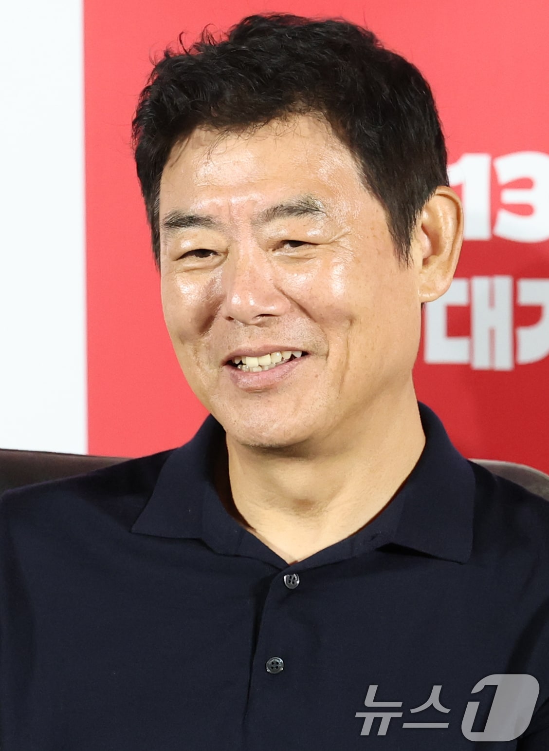 배우 성동일이 9일 서울 용산구 CGV용산아이파크몰에서 열린 영화 '악마가 이사왔다‘(감독 이상근) 제작보고회에 참석해 미소를 짓고 있다. '악마가 이사왔다'는 새벽마다 악마로 깨어나는 선지(임윤아 분)를 감시하는 기상천외한 아르바이트를 하게 된 청년 백수 길구(안보현 분)의 영혼 탈탈 털리는 이야기를 담은 악마 들린 코미디다. 2025.7.9/뉴스1 ⓒ News1 권현진 기자