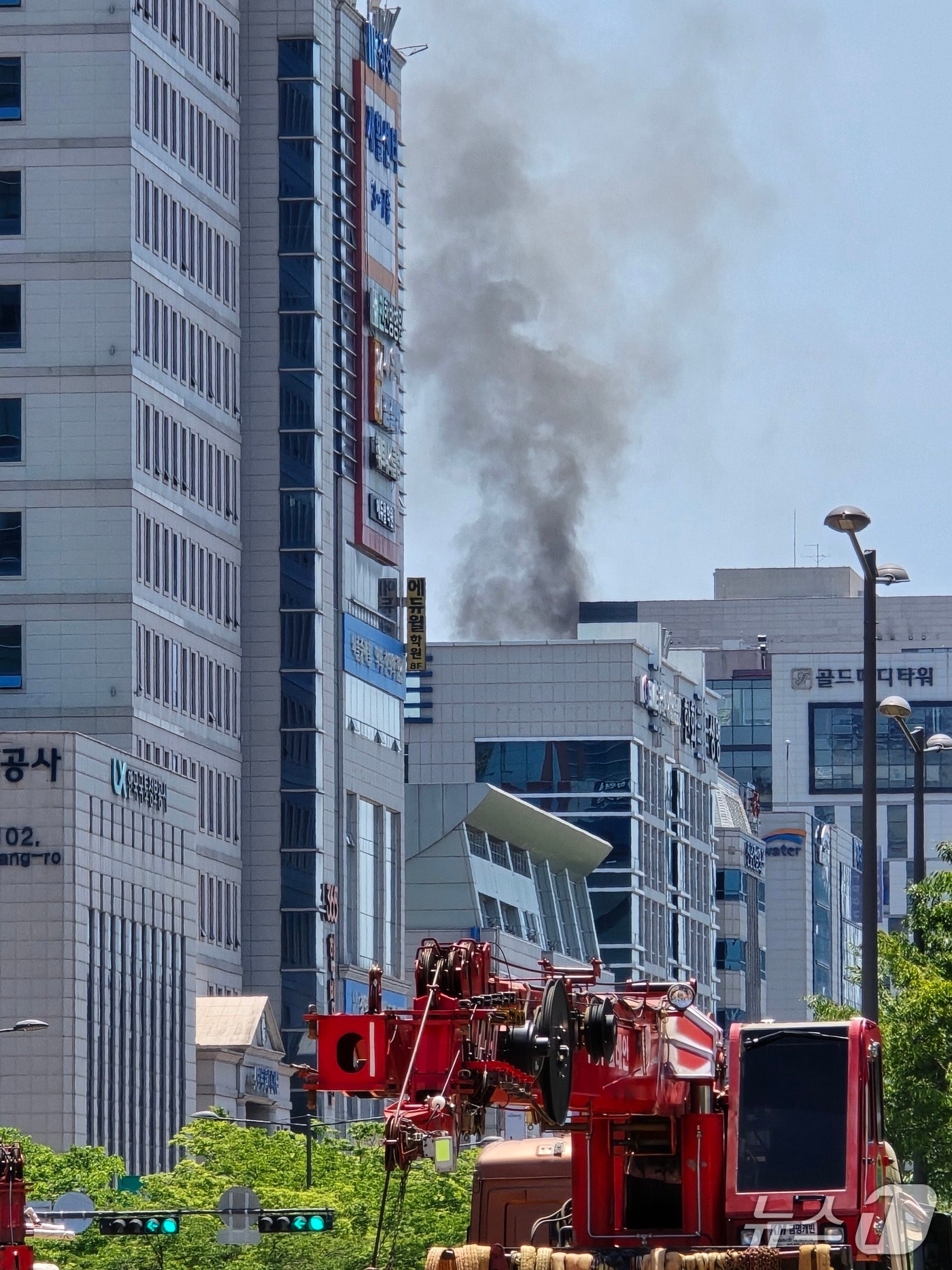 9일 낮 12시 32분쯤 광주 서구 치평동의 한 복합건축물에서 불이 난 모습.(독자 제공. 재판매 및 DB 금지)