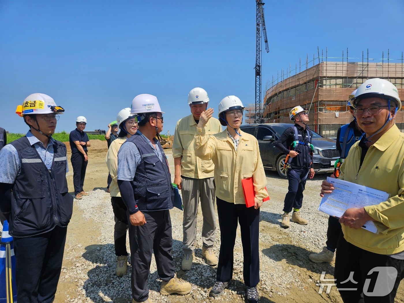 이미라 산림청 차장이 9일 국립새만금수목원 조성사업장을 찾아 건설현장 근로자들의 근로환경 관리실태를 점검했다. (산림청 제공.재판매 및 DB금지)/뉴스1