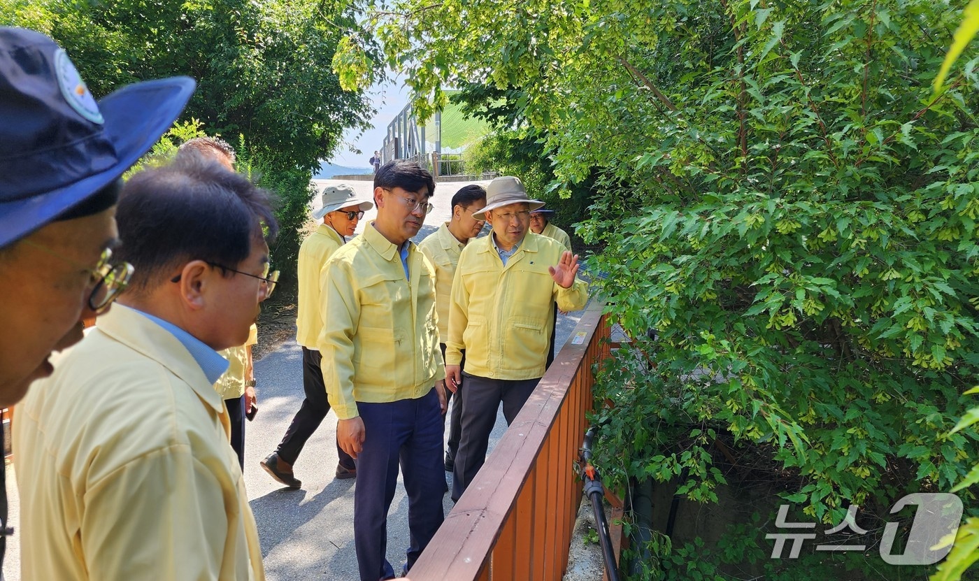 심상택 한국수목원정원관리원 이사장이 여름철 집중호우 및 폭염에 대비한 특별 안전점검을 했다.(한국수목원정원관리원 제공.재판매 및 DB금지) /뉴스1 