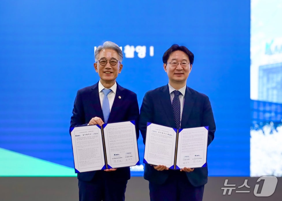 박구선 대구경북첨단의료산업진흥재단 이사장(왼쪽)과 정희권 특구재단 이사장이 9일 첨단 바이오 딥테크 창업 활성화 및 혁신성장 지원을 위한 업무협약을 체결하고 협약서를 들어보이고 있다.(특구재단 제공) /뉴스1