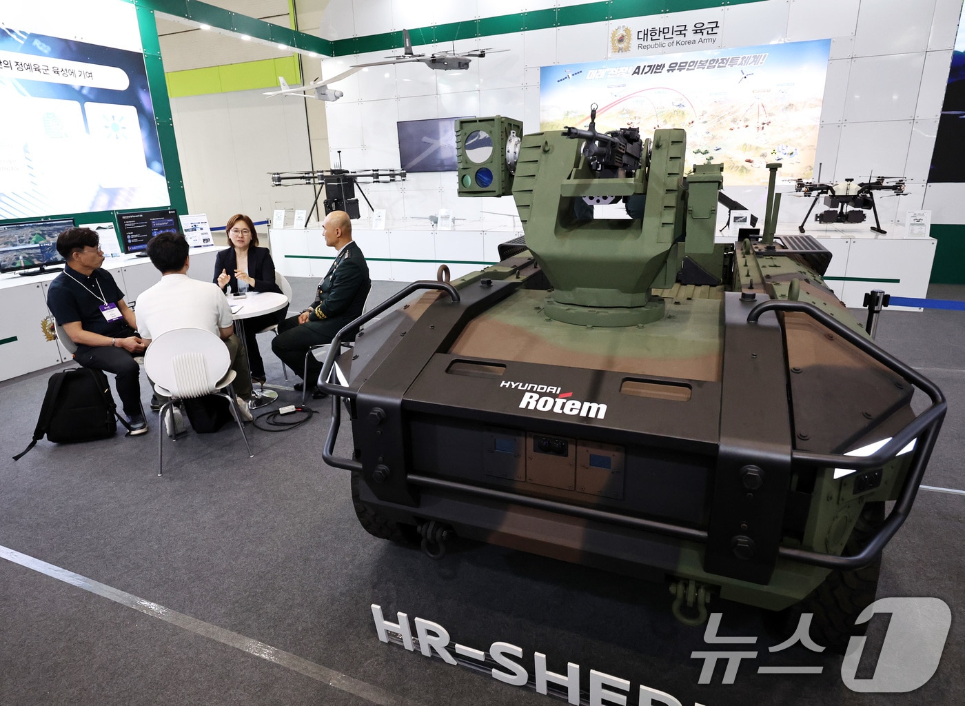 9일 서울 강남구 코엑스에서 열린 '2025 무인이동체산업엑스포(UWC 2025)'육군 부스에 무인전투차량이 전시돼 있다. 2025.7.9/뉴스1 ⓒ News1 구윤성 기자