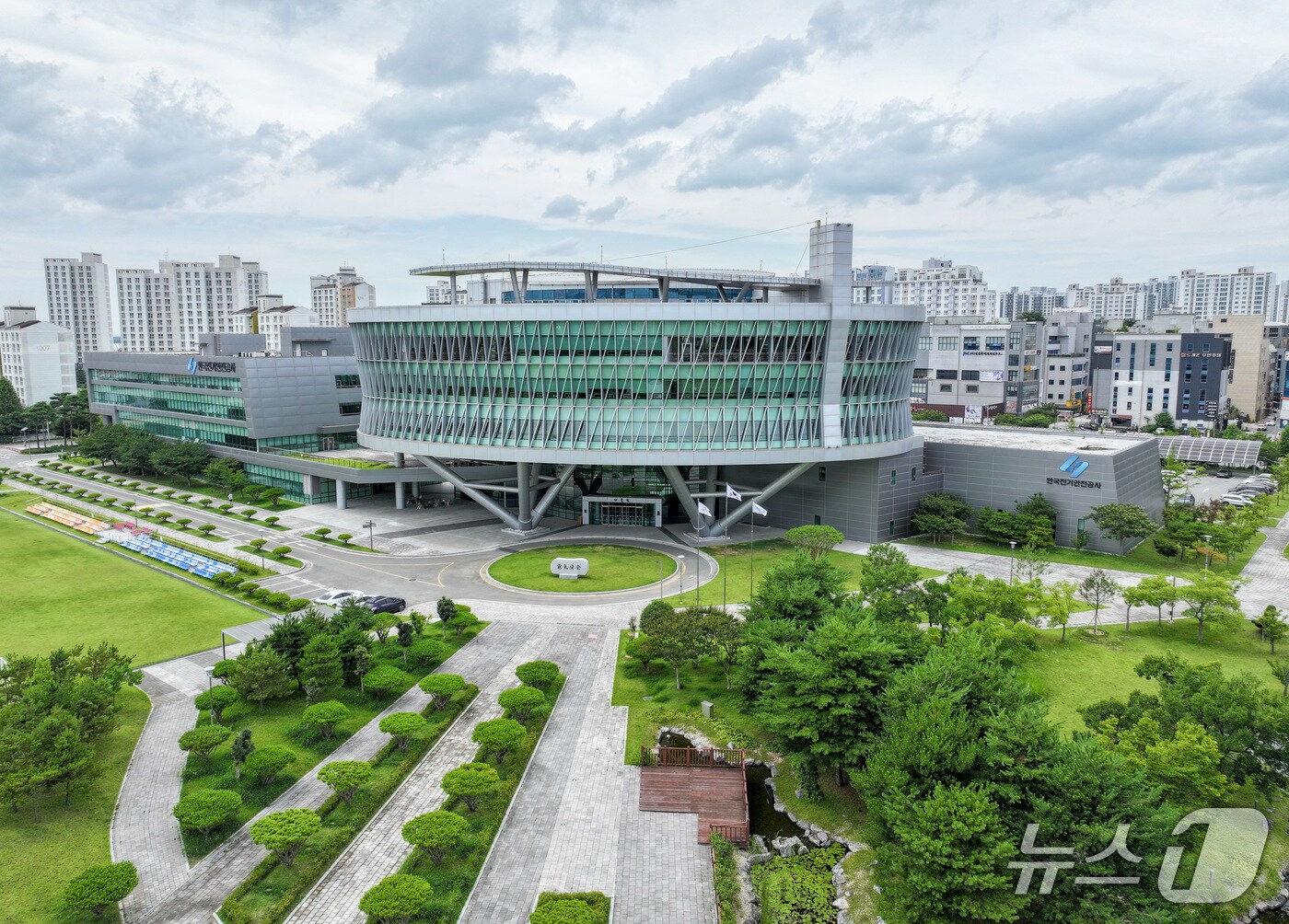 전기안전공사는 '혁신파트너십 지원사업' 참여 기업 7곳을 모집한다고 9일 밝혔다. 한국전기안전공사 전경/뉴스1 DB