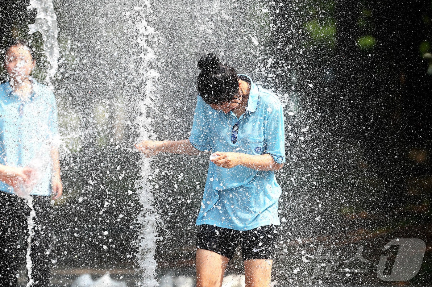 역대급 더위가 지속되고 있는 9일 광주 북구 일곡 제1근린공원 바닥 분수에서 중학생들이 물놀이를 하며 더위를 식히고 있다. (광주 북구 제공. 재판매 및 DB 금지) 2025.7.9/뉴스1 ⓒ News1 박지현 기자
