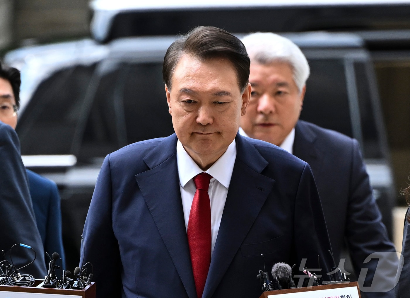 12·3 비상계엄과 관련해 특검의 수사를 받는 윤석열 전 대통령이 두 번째 영장실질심사를 받기 위해 9일 오후 서울 서초구 중앙지법으로 출석하고 있다. 2025.7.9/뉴스1 ⓒ News1 사진공동취재단