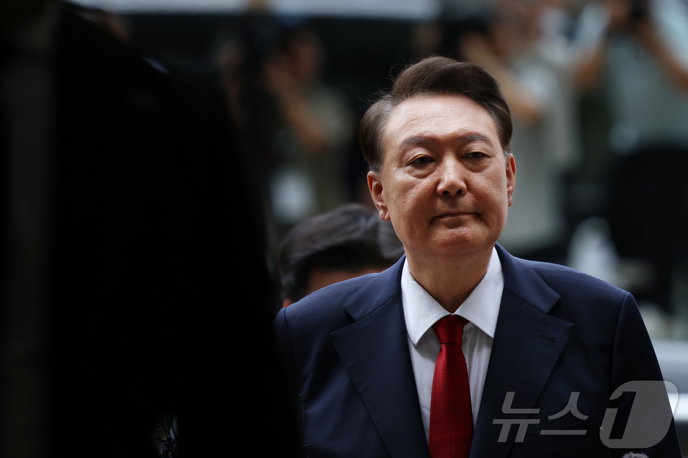 12·3 비상계엄과 관련해 특검의 수사를 받는 윤석열 전 대통령이 두 번째 구속 전 피의자심문(영장실질심사)를 받기 위해 지난 7월 9일 오후 서울 서초구 중앙지방법원으로 출석하고 있는 모습. 2025.7.9/뉴스1 ⓒ News1 사진공동취재단