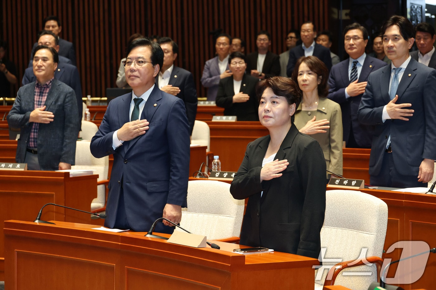 송언석 국민의힘 비상대책위원장 겸 원내대표와 윤희숙 혁신위원장이 9일 오후 서울 여의도 국회에서 열린 의원총회에서 국민의례를 하고 있다. 2025.7.9/뉴스1 ⓒ News1 이광호 기자