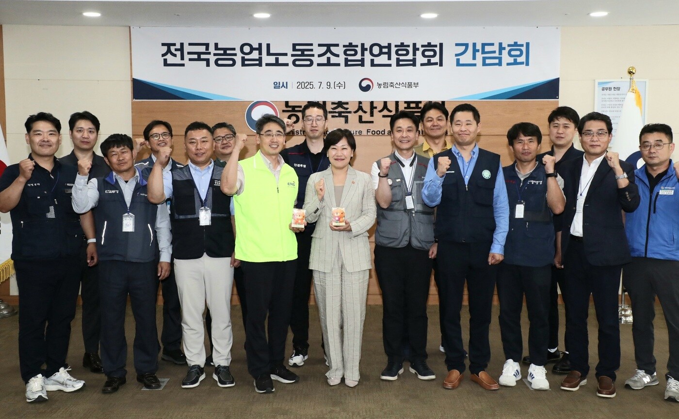 송미령 농림축산식품부 장관이 9일 전국농업노동조합 연합회와 간담회 후 기념촬영을 하고 있다. (농림축산식품부 제공) 2025.07.09 /뉴스1