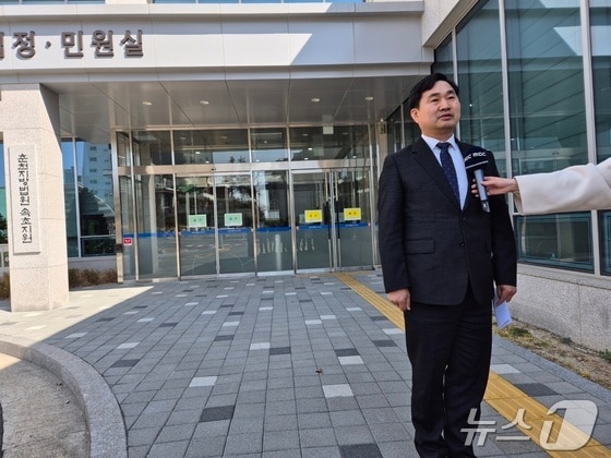 김도균 더불어민주당 강원도당위원장이 지난 3월 21일 오전 춘천지법 속초지원에서 열린 공직선거법·정치자금법 위반 사건 1심 선고 공판에서 피선거권이 유지되는 벌금 80만 원을 선고 받은 후 법정을 나와 취재진과 인터뷰를 하고 있다. (자료사진)/뉴스1 DB