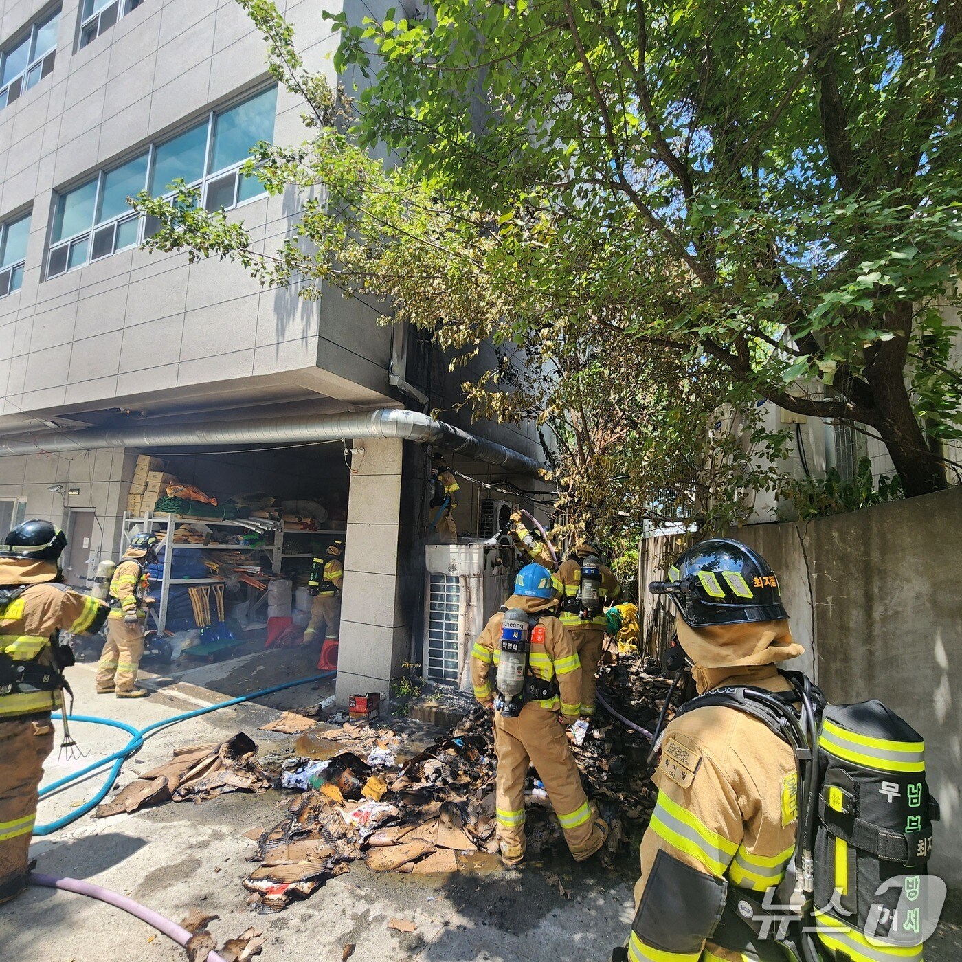 9일 울산 울주 범서읍 굴화리서 발생한 실외기 화재.(서울주소방서제공. 재판매 및 DB 금지)