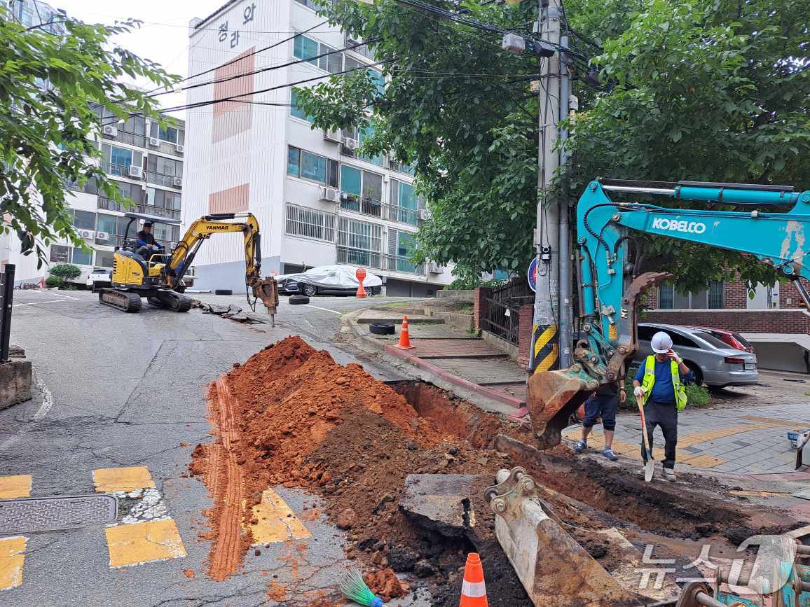 경기 수원시 영통구 망포동 청와아파트 긴급 급수공사 현장. (수원시 제공. 재판매 및 DB 금지) 2025.7.9/뉴스1