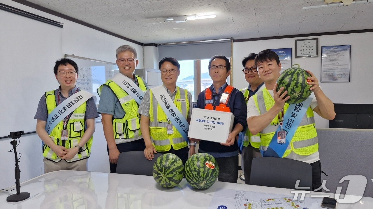 김해공항 관계자들이 공항 근로자들 대상 폭염 예방 안전 캠페인을 실시한 뒤 기념사진을 찍고 있다.&#40;김해공항 제공. 재판매 및 DB 금지&#41;
