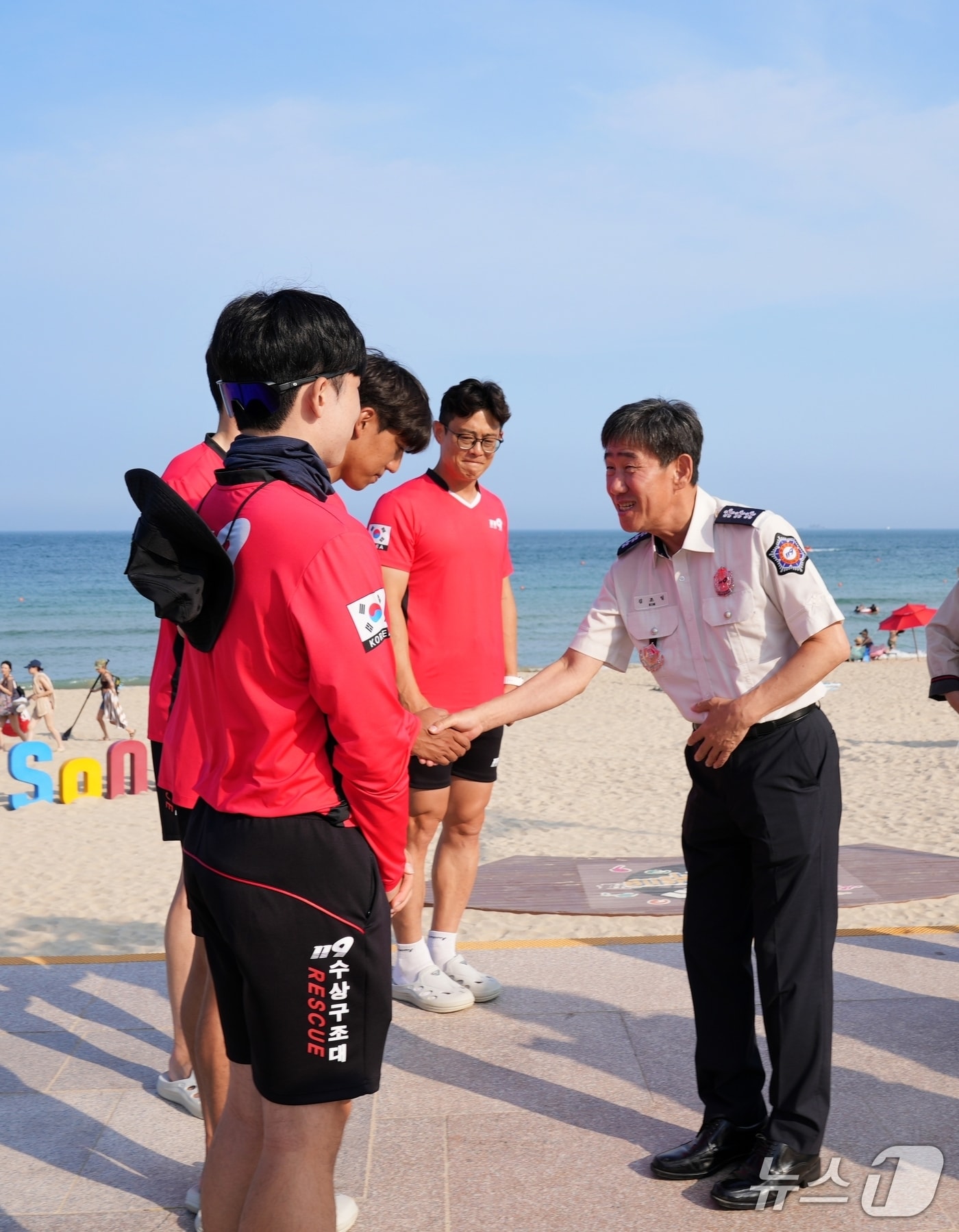 김조일 부산소방재난본부장이 부산 한 해수욕장에서 119시민수상구조대를 방문해 격려하고 있다.(부산소방재난본부 제공. 재판매 및 DB 금지)