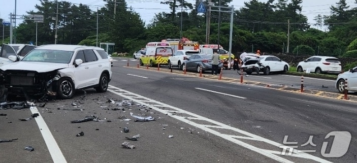 9일 오후 제주시 구좌읍 월정리 한 도로에서 발생한 연쇄 추돌사고.&#40;제주도소방안전본부 제공. 재판매 및 DB 금지&#41;