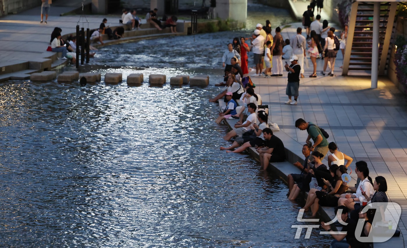 이른 폭염과 함께 열흘 넘게 열대야가 이어지고 있는 9일 시민들이 천변에서 더위를 식히고 있다. 2025.7.9/뉴스1 ⓒ News1 장수영 기자