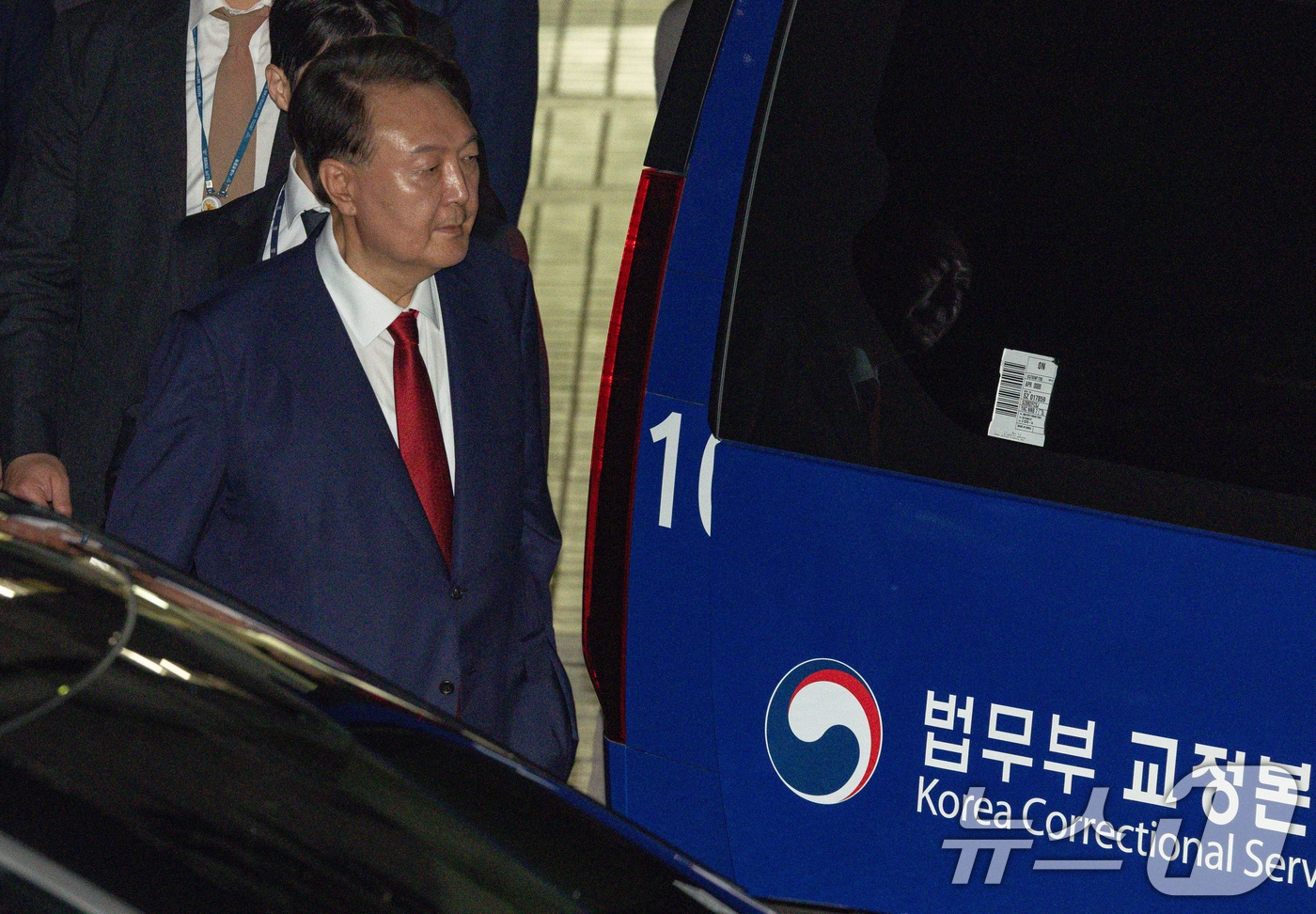 12·3 비상계엄과 관련해 특검 수사를 받는 윤석열 전 대통령이 지난 7월 9일 밤 서울중앙지법에서 두 번째 구속 전 피의자심문&#40;영장실질심사&#41;을 마친 뒤 대기장소인 서울구치소로 이동하고 있다. 2025.7.9/뉴스1 ⓒ News1 사진공동취재단