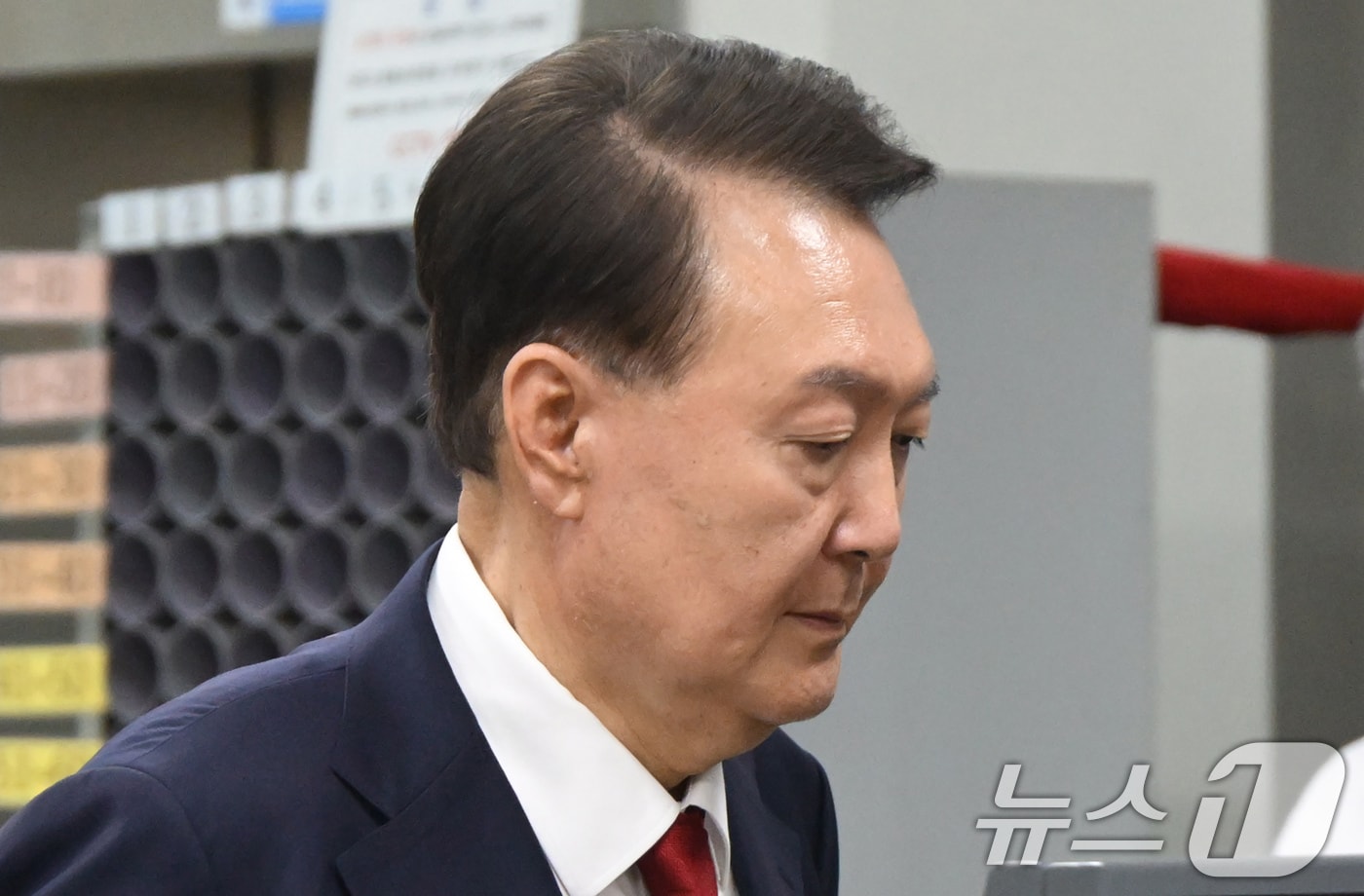 12·3 비상계엄과 관련해 특검 수사를 받는 윤석열 전 대통령이 9일 밤 서울중앙지법에서 두 번째 구속 전 피의자심문&#40;영장실질심사&#41;을 마친 뒤 대기장소인 서울구치소로 이동하고 있다. 2025.7.9/뉴스1 ⓒ News1 사진공동취재단