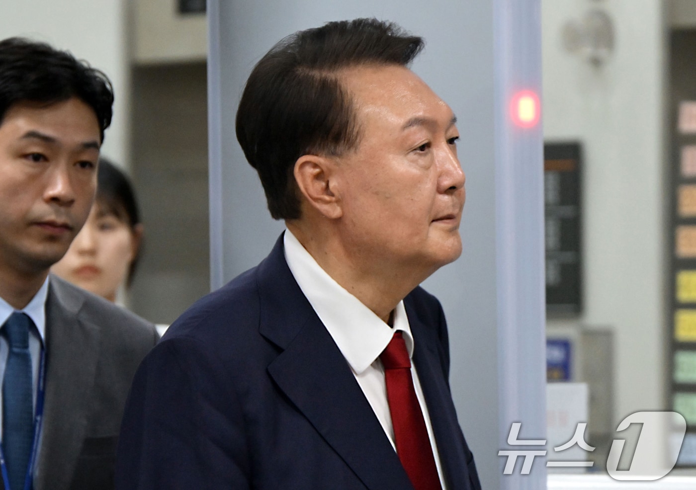 윤석열 전 대통령 구속적부심 심사, 건강 이상설 논란 종결? 특검, 100페이지 자료로 반박!