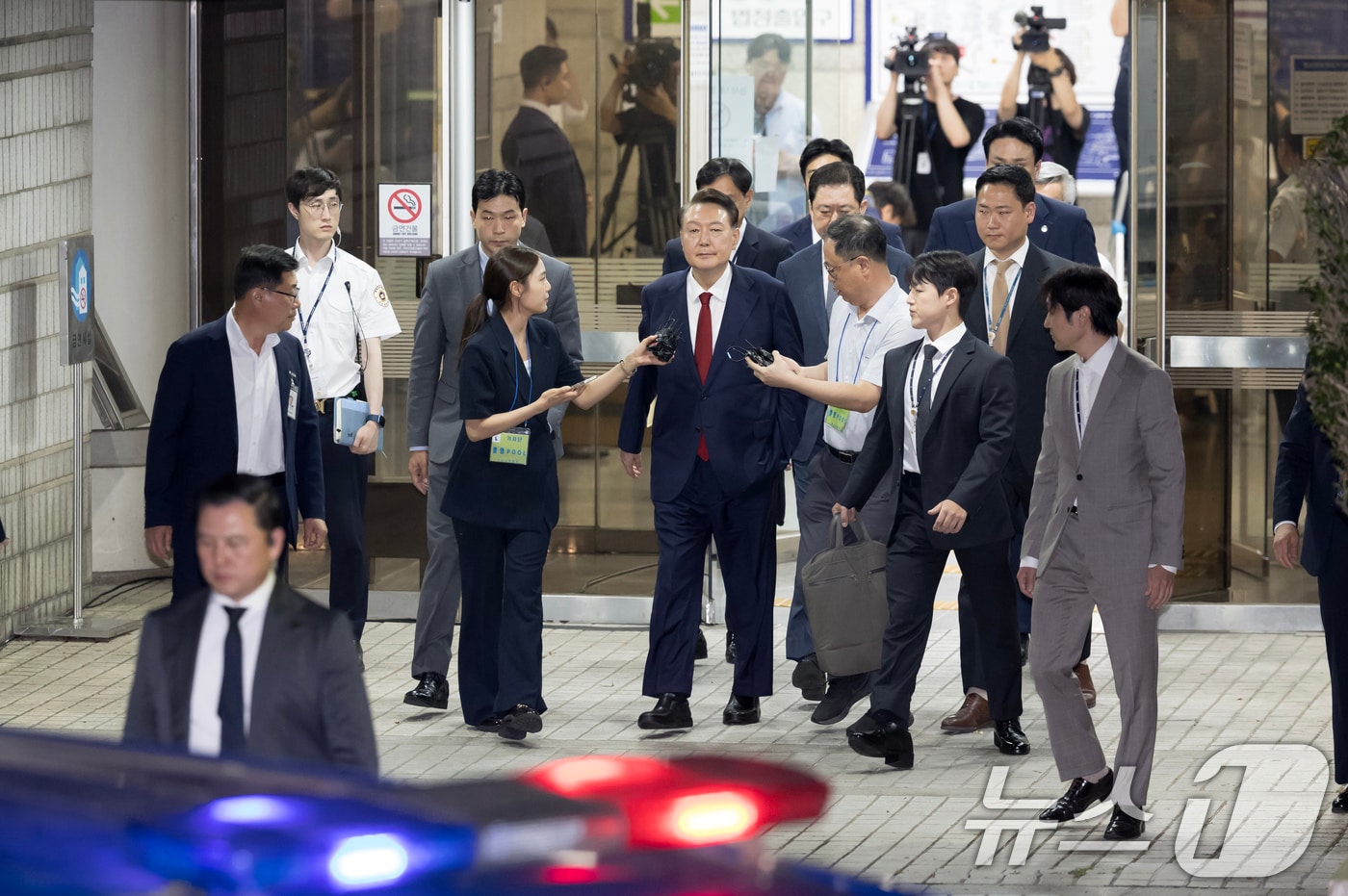 12·3 비상계엄과 관련해 특검 수사를 받는 윤석열 전 대통령이 9일 밤 서울중앙지법에서 두 번째 구속 전 피의자심문(영장실질심사)을 마친 뒤 대기장소인 서울구치소로 이동하고 있다. 2025.7.9/뉴스1 ⓒ News1 사진공동취재단
