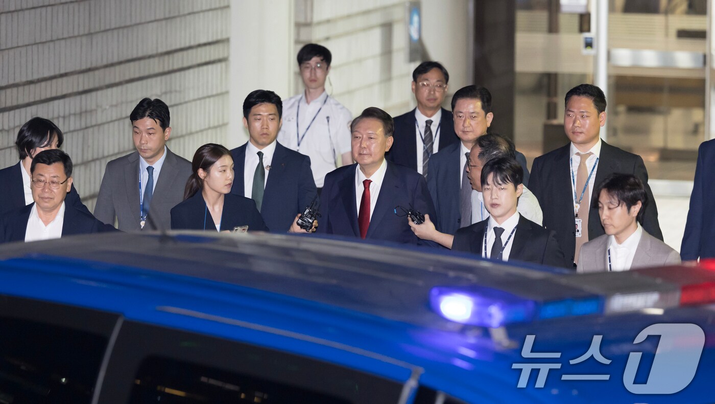 12·3 비상계엄과 관련해 특검 수사를 받는 윤석열 전 대통령이 9일 밤 서울중앙지법에서 두 번째 구속 전 피의자심문&#40;영장실질심사&#41;을 마친 뒤 대기장소인 서울구치소로 이동하고 있다. 2025.7.9/뉴스1 ⓒ News1 사진공동취재단