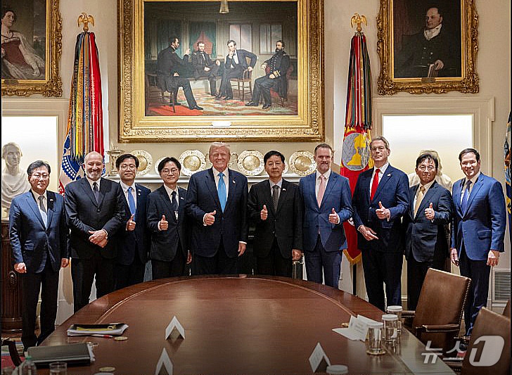 도너드 트럼프 미국 대통령이 지난달 30일(현지시간) 워싱턴DC 백악관에서 구윤철 경제부총리 겸 기획재정부 장관(트럼프 오른쪽), 김정관 산업부 장관(왼쪽) 등 한국 정부 협상단과 무역합의를 타결한 후 기념촬영을 하고 있다. (백악관 X. 재판매 및 DB 금지) 2025.8.1/뉴스1