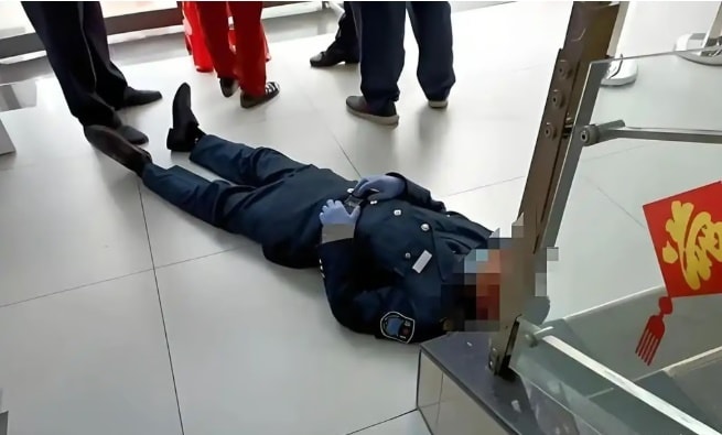 교대 근무를 위해 일찍 출근한 후 쓰러져 사망한 경비원. &#40;바이두 갈무리&#41;