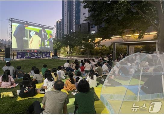 찾아가는 영화관에서 영화 감상하는 지역 주민들. (부산시 제공. 재판매 및 DB 금지)