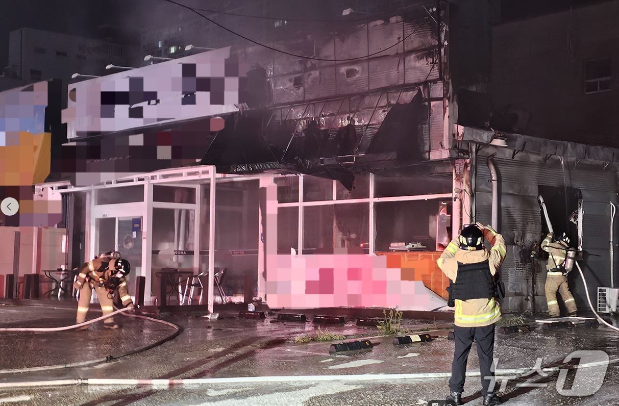 1일 오전 1시 58분 포항시 북구 양덕동 한 식당 건물에서도 원인을 알 수 없는 불이나 소방 당국이 진화하고 있다.(경북소방본부 제공. 재판매 및 DB 금지)2025.8.1/뉴스1