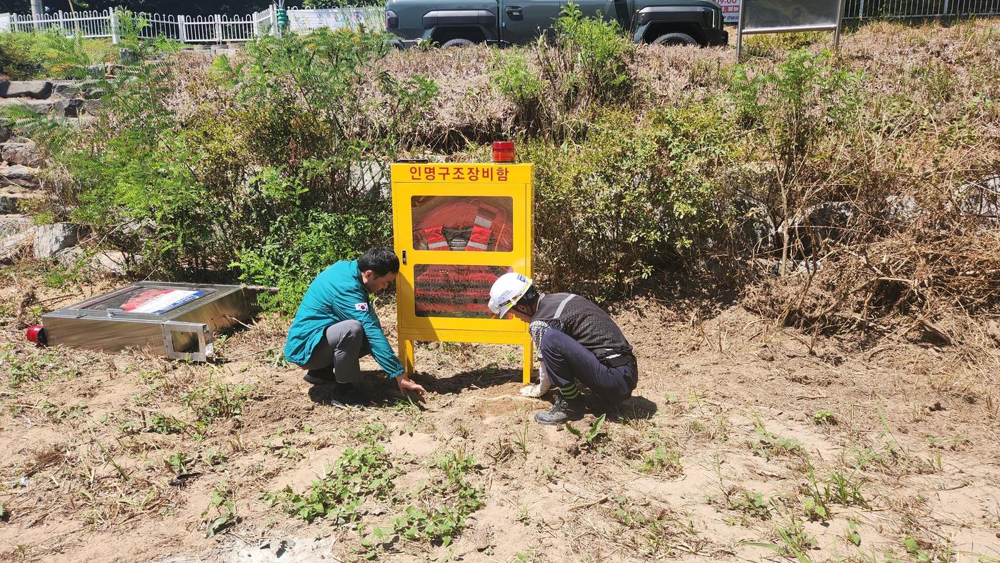 도 점검반이 유실된 인명구조장비함을 설치하는 모습. (충남도 제공. 재판매 및 DB금지)/뉴스1