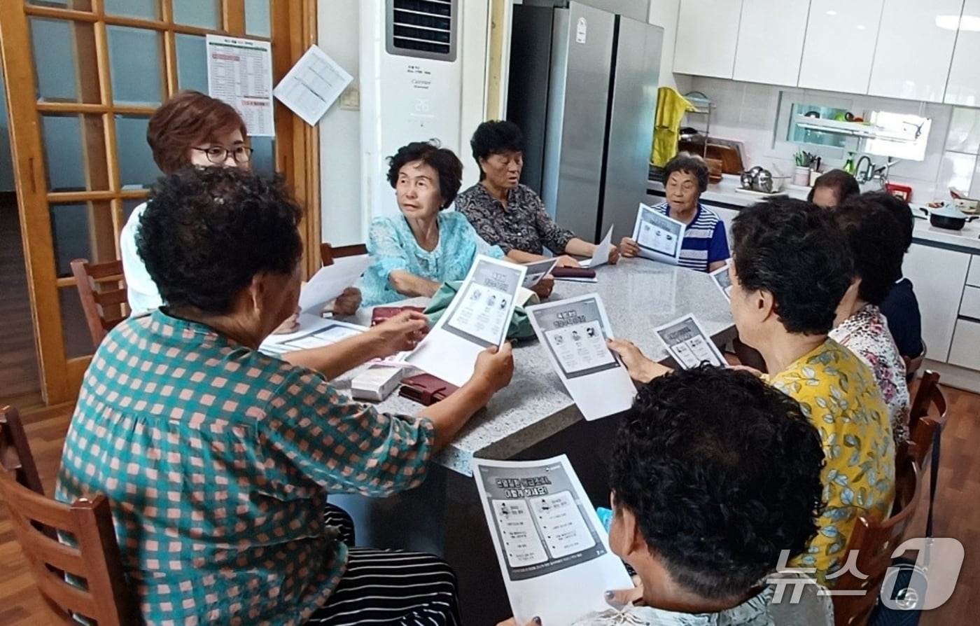충북 증평군보건소 직원이 경로당을 찾아 온열 질환 예방수칙을 설명하고 있다.(증평군 제공, 재판매 및 DB금지)/뉴스1