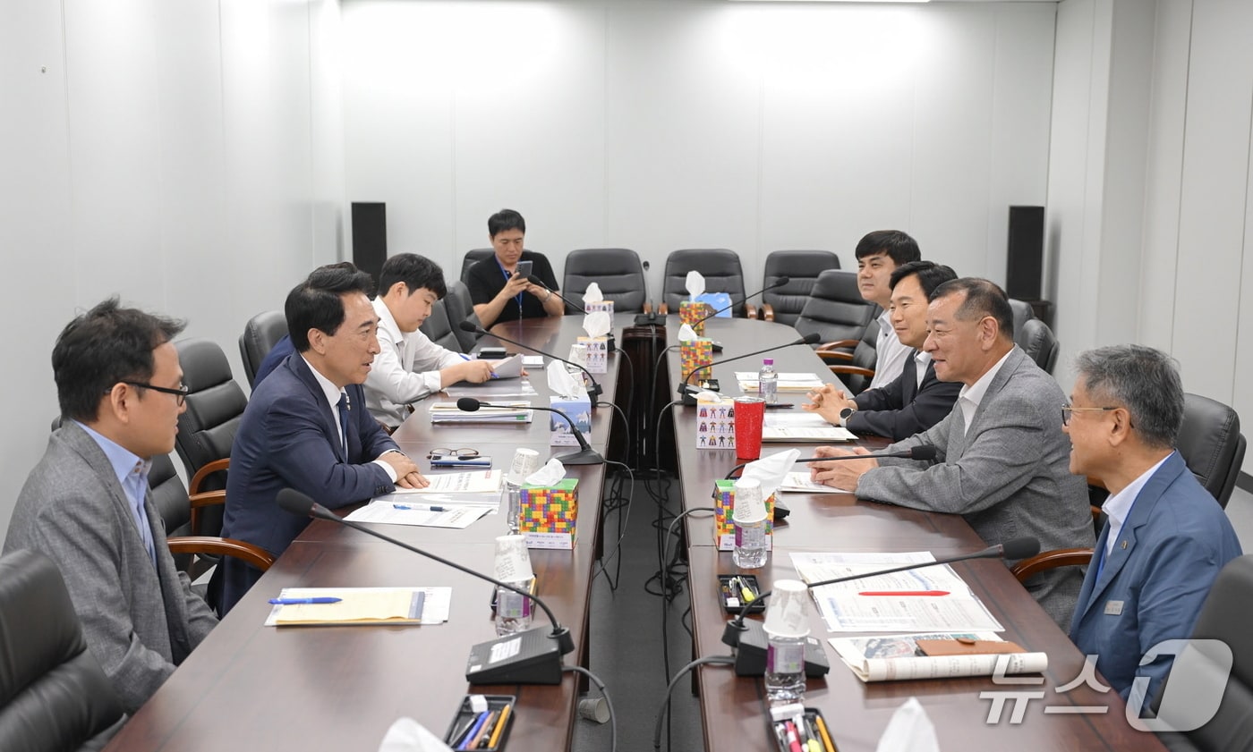  31일 박수현 더불어민주당 의원과 최원철 공주시장이 지역현안 논의 및 국비 확보 방안을 논의하기 위해 만났다.(공주시 제공, 재판매 및 DB금지) / 뉴스1