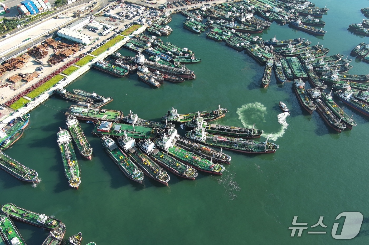 부산 북항 4부두 해양오염사고 현장. (부산해경 제공. 재판매 및 DB 금지)