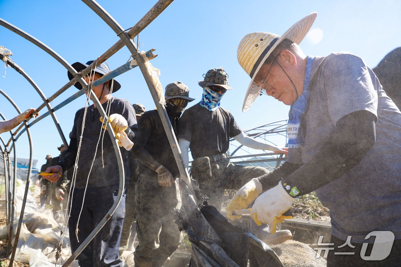 이승화 산청군수가 지난 29일 신안면 청현리 비닐하우스 단지에서 복구 작업을 하고 있다(산청군 제공. 재판매 및 DB금지).