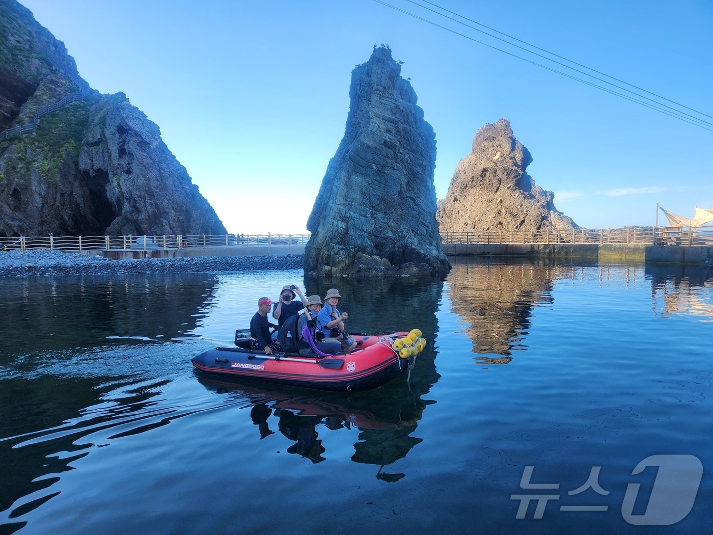 경북지역 '교원 독도탐사단'이 울릉도와 독도에서 자료 조사와 촬영 활동을 실시했다.ⓒ News1 김대벽기자