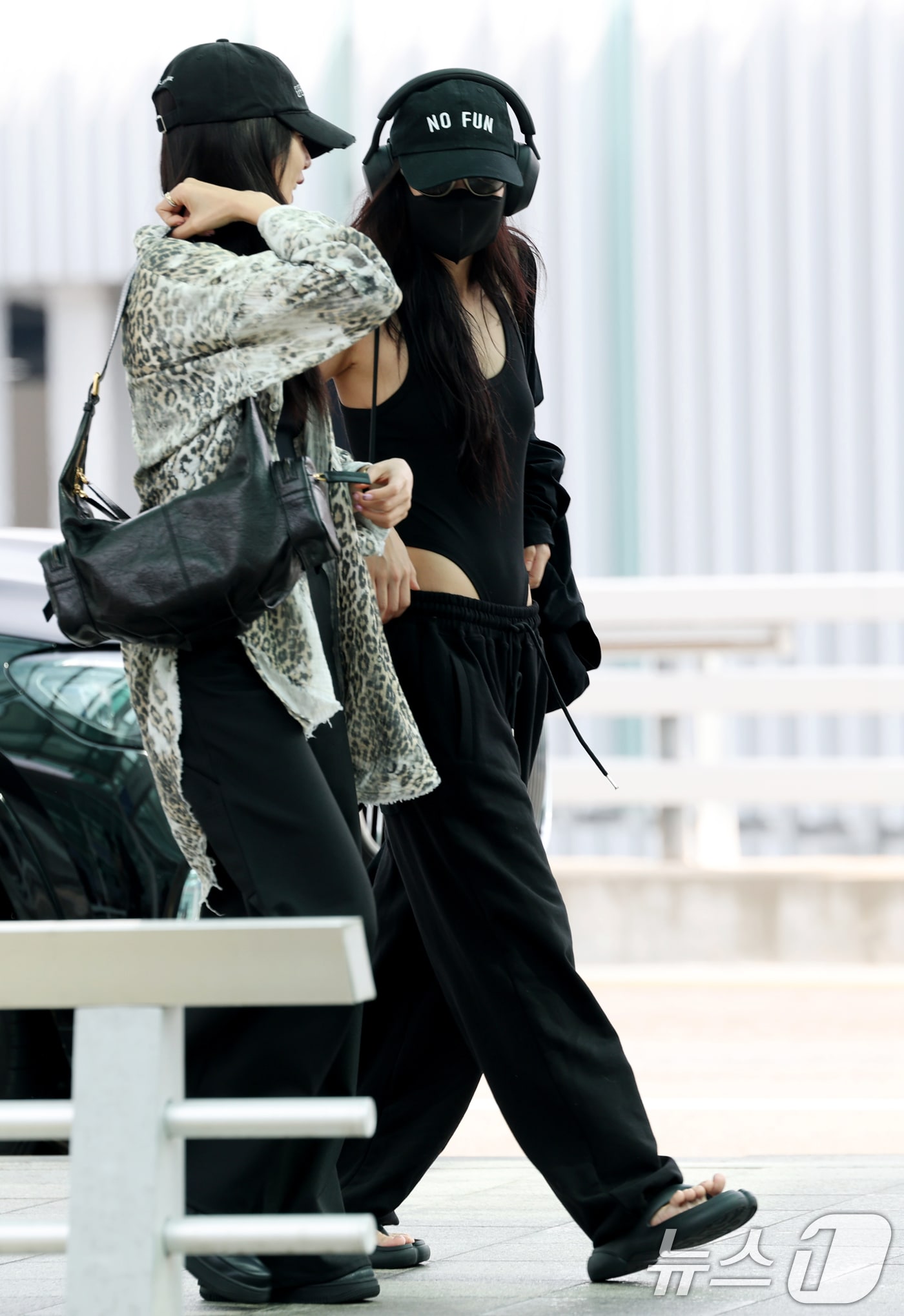 BLACKPINKジェニー、圧倒的な空港ファッションを披露…ボディスーツと