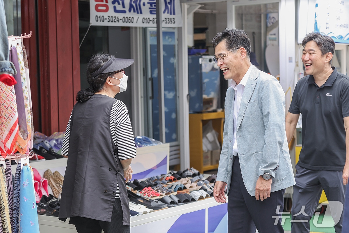 지역 소상공인과 대화하고 있는 이기재 양천구청장.(양천구 제공)