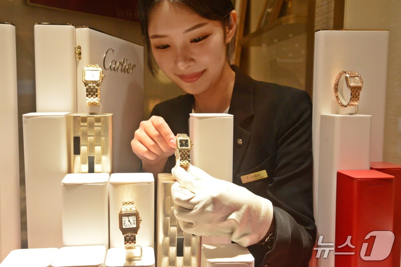 롯데백화점 부산본점은 17일까지 다양한 명품 브랜드 시계와 주얼리 제품을 선보이는 '워치&주얼리 페어'를 개최한다고 1일 밝혔다. (롯데백화점 제공. 재판매 및 DB 금지)